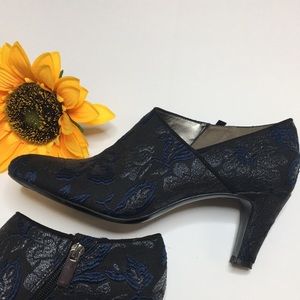 Bandolino Navy & Black Pumps